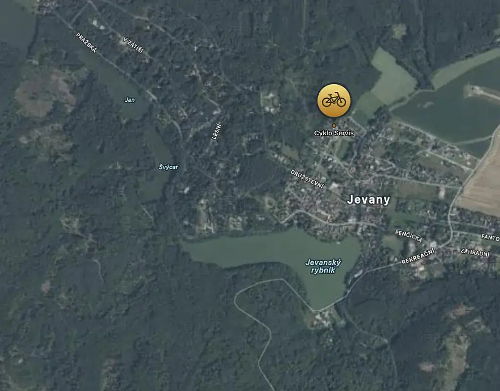 Apple Maps Satelitní pohled, lesy a rybníky v okolí - Jevany