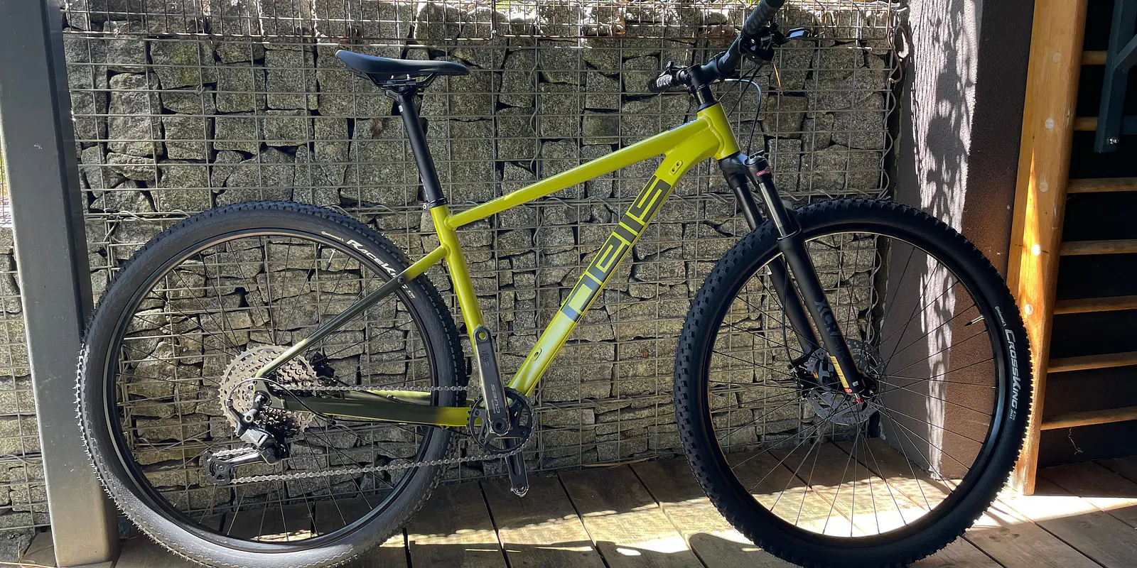 Nové kolo Pells přímo zde v cykloservisu. Česká společnost, Univerzální geometrie, vzduchová vidlice a osazení Shimano za skvělou cenu 20.990,-